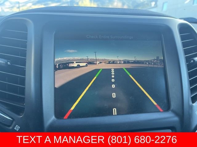 Used 2017 Jeep Cherokee Latitude w/ Cold Weather Group AWD/4WD image 19