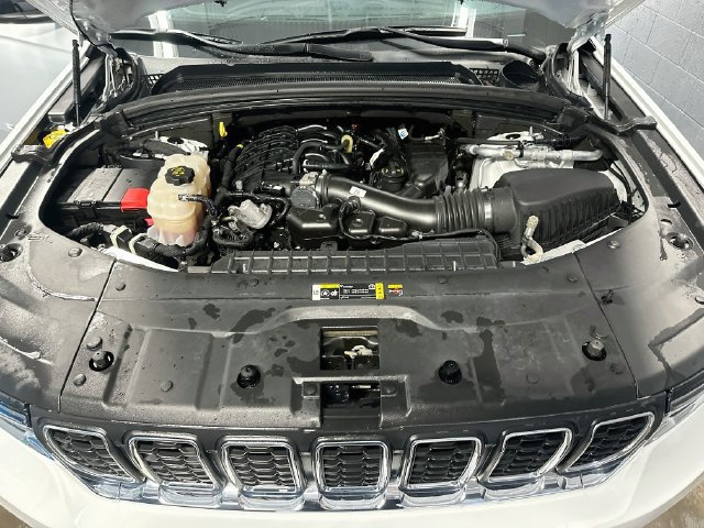 Used 2023 Jeep Grand Cherokee Laredo AWD/4WD image 29