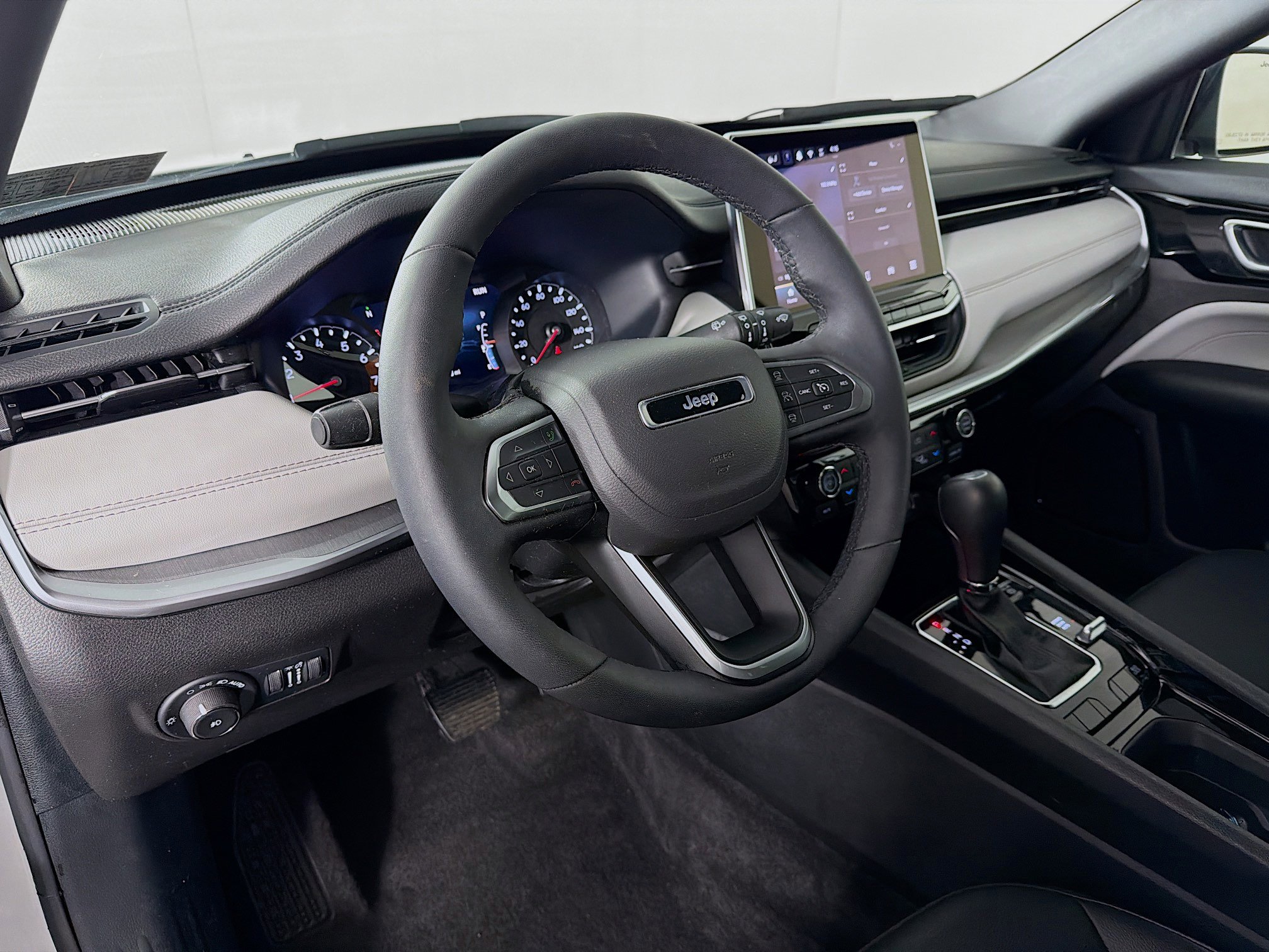 Used 2025 Jeep Compass Limited image 10