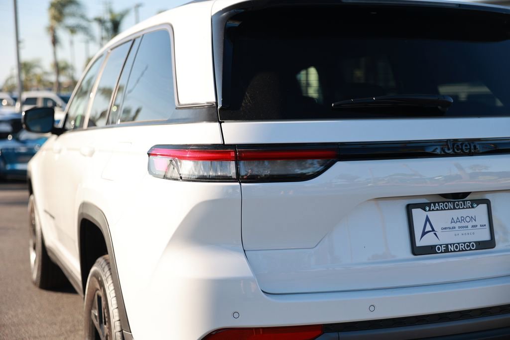 New 2026 Jeep Grand Cherokee Altitude RWD image 10