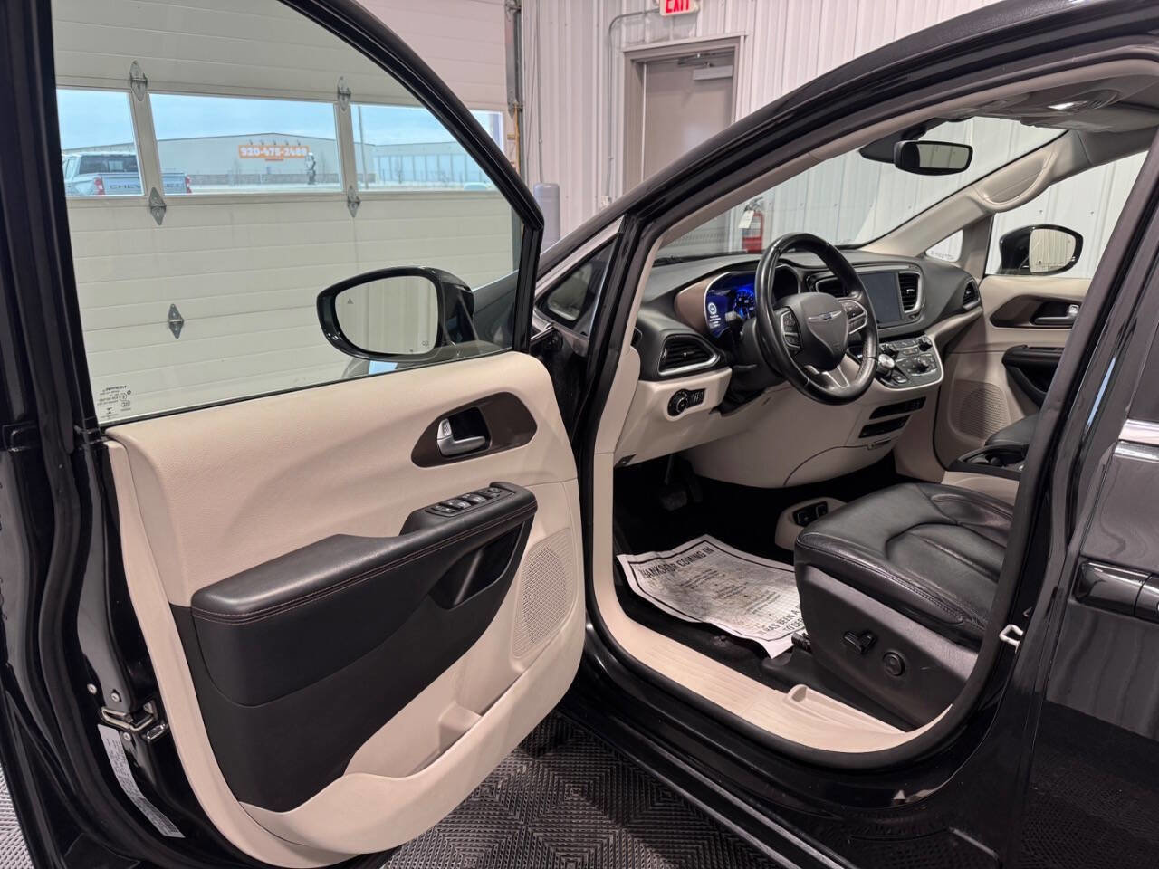 Used 2018 Chrysler Pacifica Touring-L Plus image 8