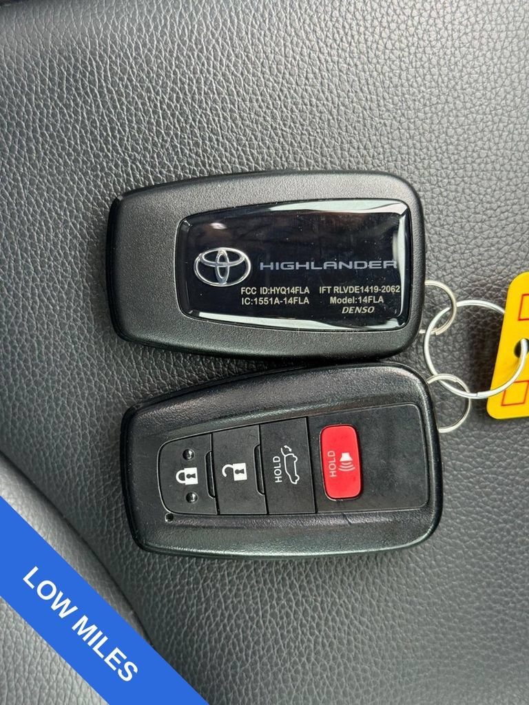 Used 2023 Toyota Highlander XLE AWD/4WD image 27