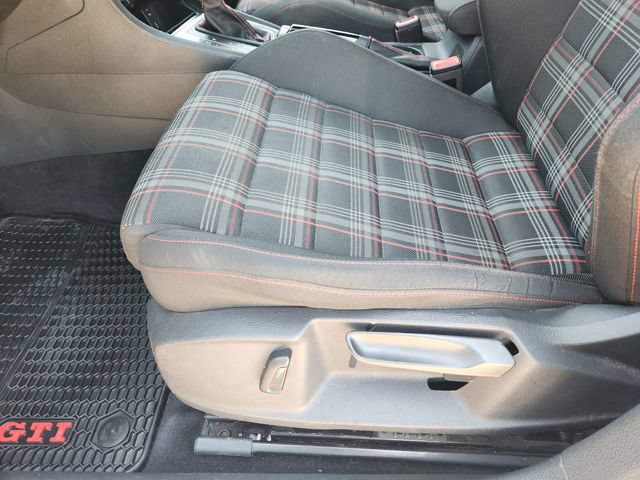 Used 2017 Volkswagen Golf 4-Door FWD image 24