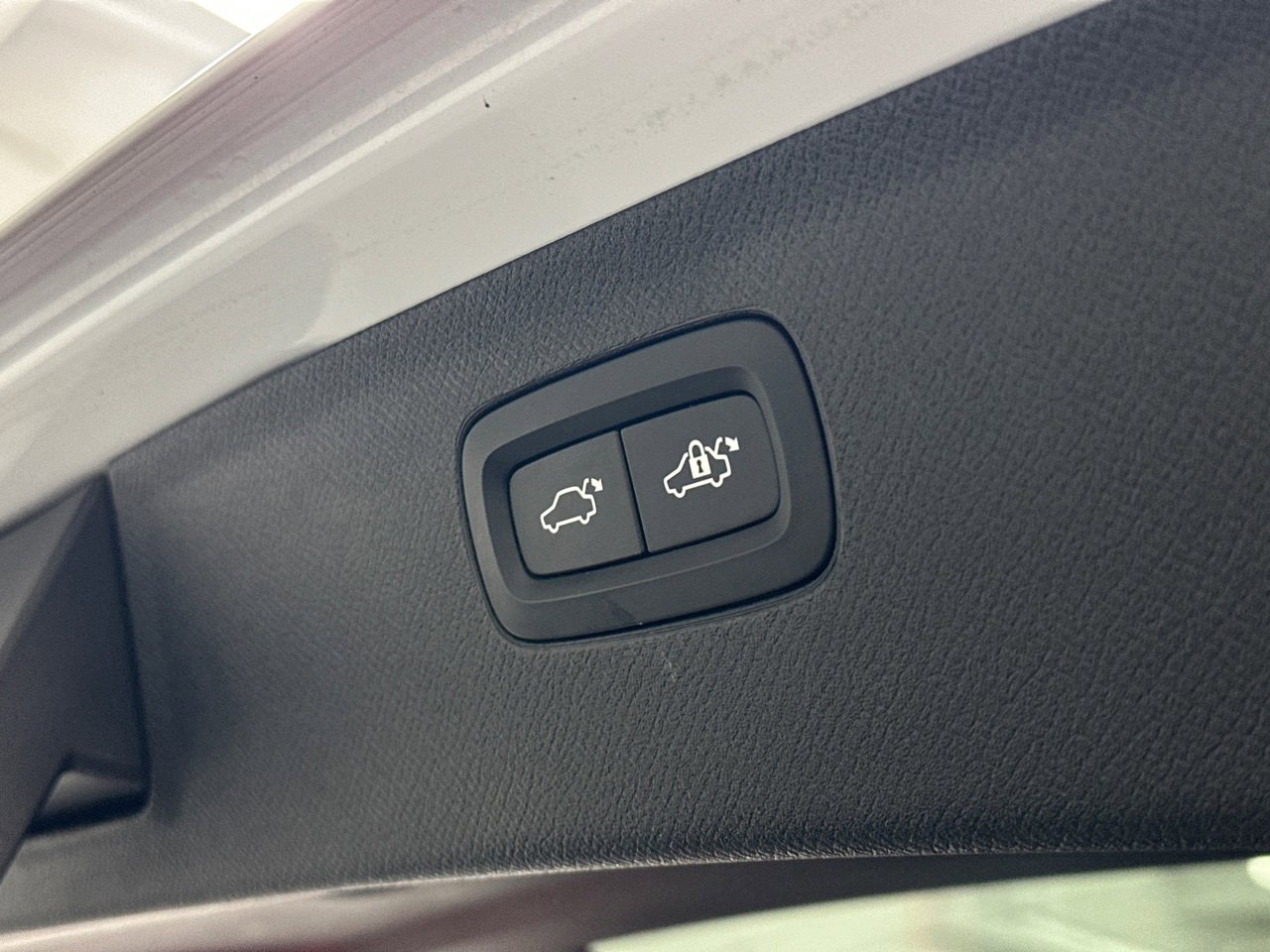 Used 2020 Volvo XC90 T6 Momentum w/ Protection Package Premier image 9