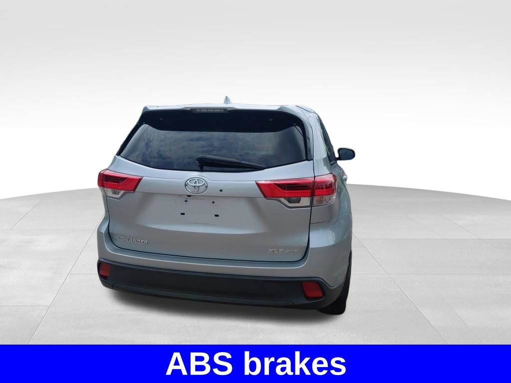 Used 2019 Toyota Highlander XLE AWD/4WD image 14