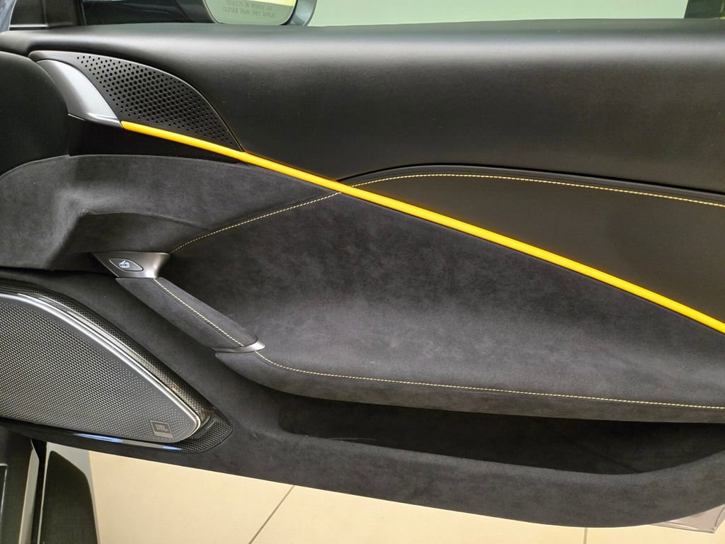 Used 2022 Ferrari Roma RWD image 27