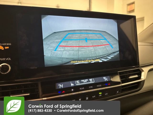 Used 2025 Toyota Sienna XLE image 32