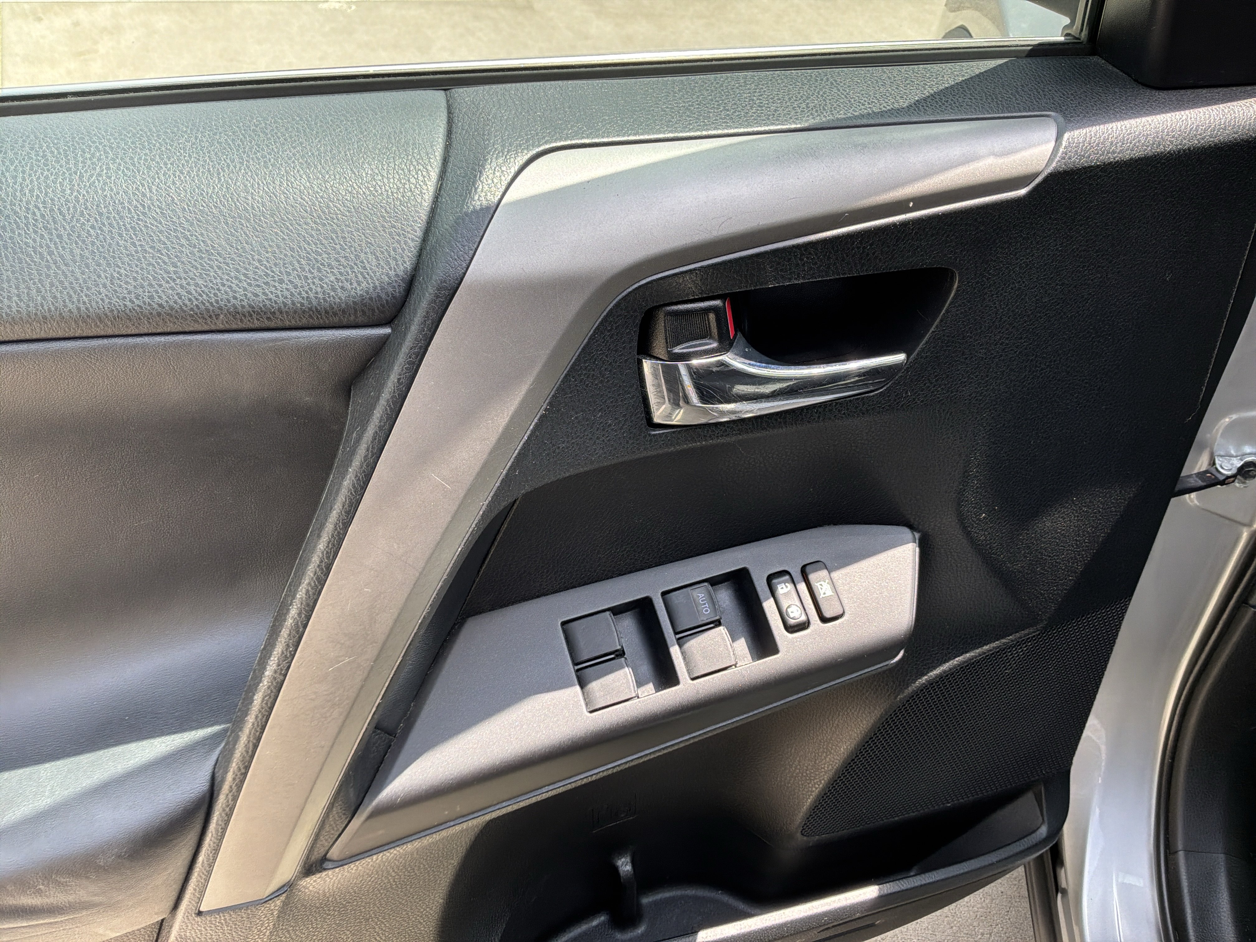 Used 2016 Toyota RAV4 XLE AWD/4WD image 15