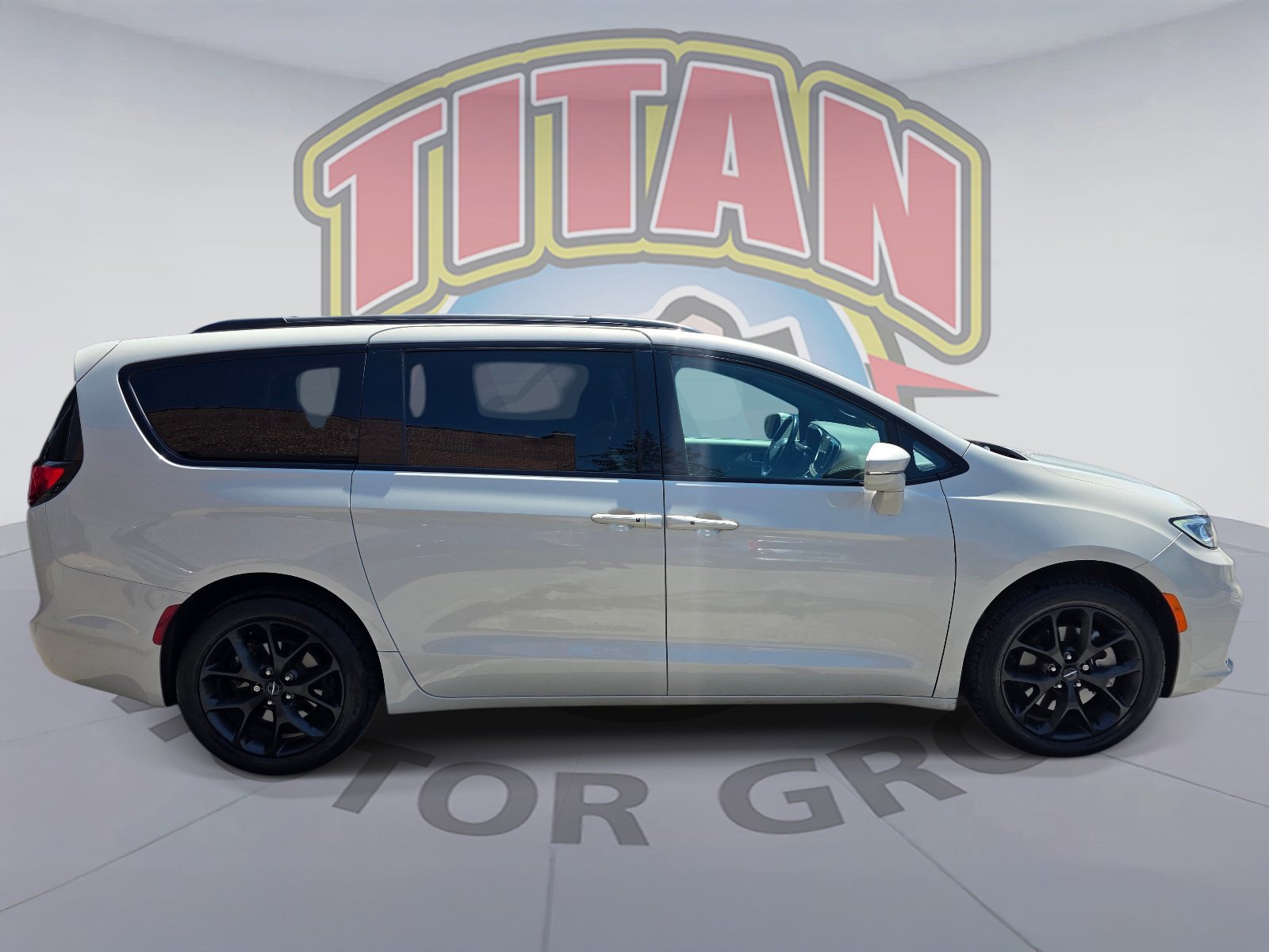 Used 2021 Chrysler Pacifica Touring-L w/ Uconnect Theater Family Group AWD/4WD image 2