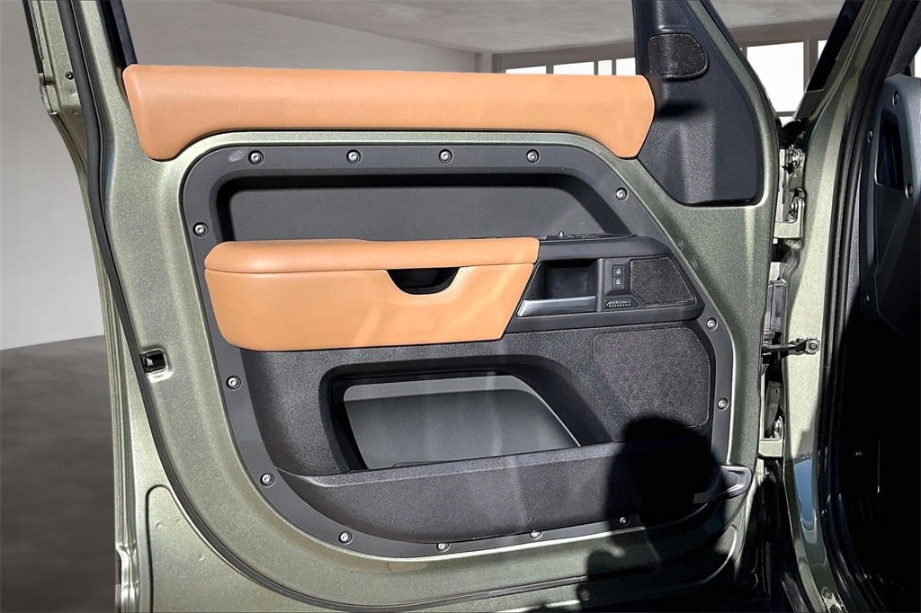 Certified 2025 Land Rover Defender 110 X-Dynamic SE image 18