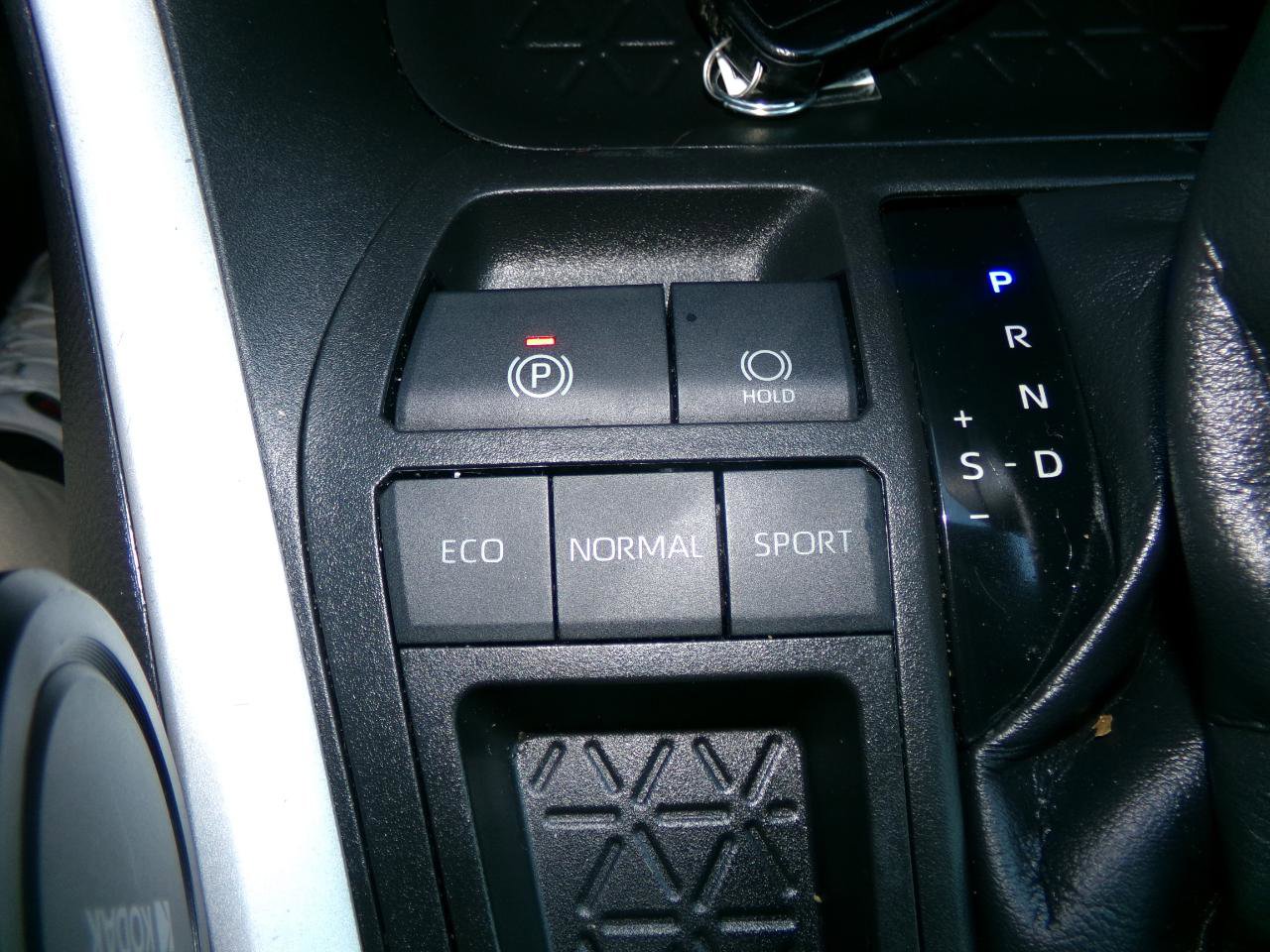 Used 2022 Toyota RAV4 XLE FWD image 13