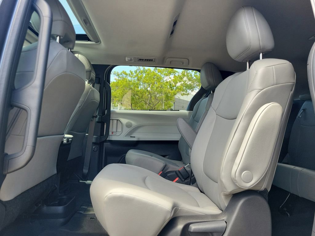 Used 2025 Toyota Sienna XLE FWD image 16