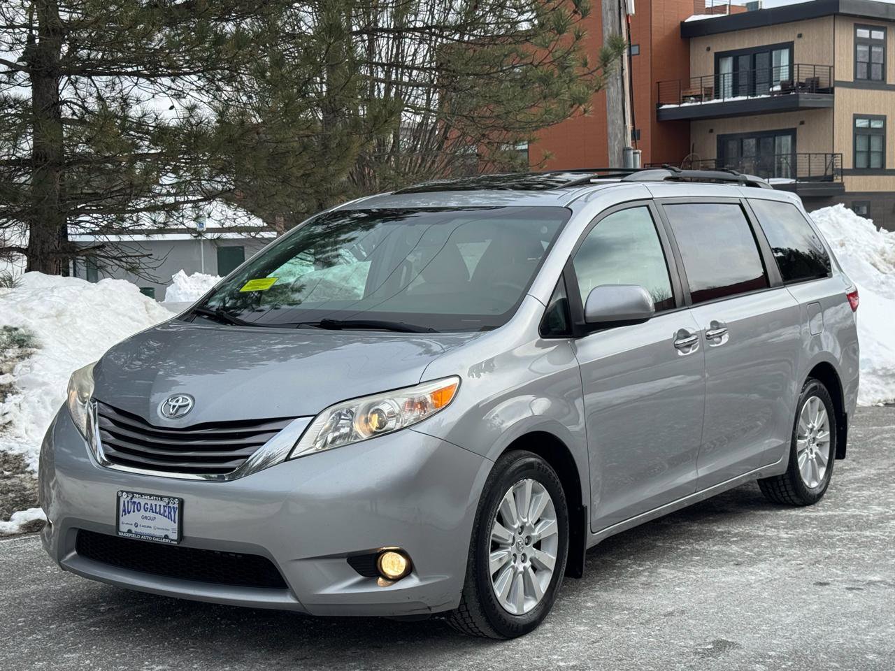 Used 2015 Toyota Sienna XLE Premium image 3