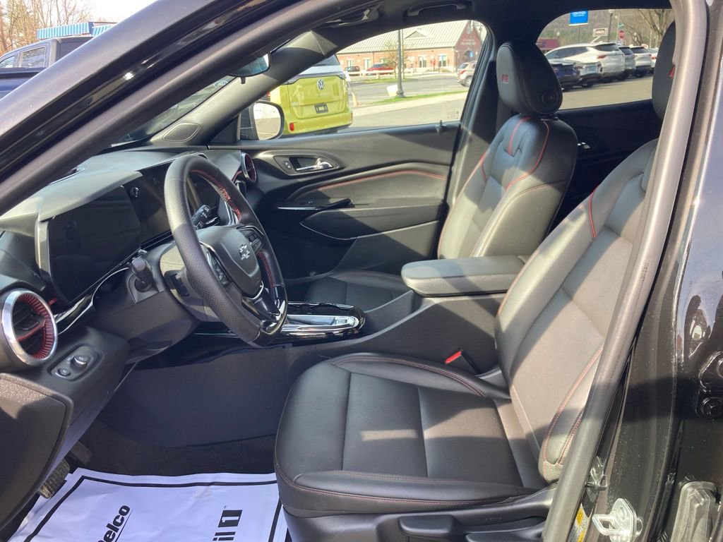 Used 2025 Chevrolet Trax RS w/ Sunroof Package FWD image 9