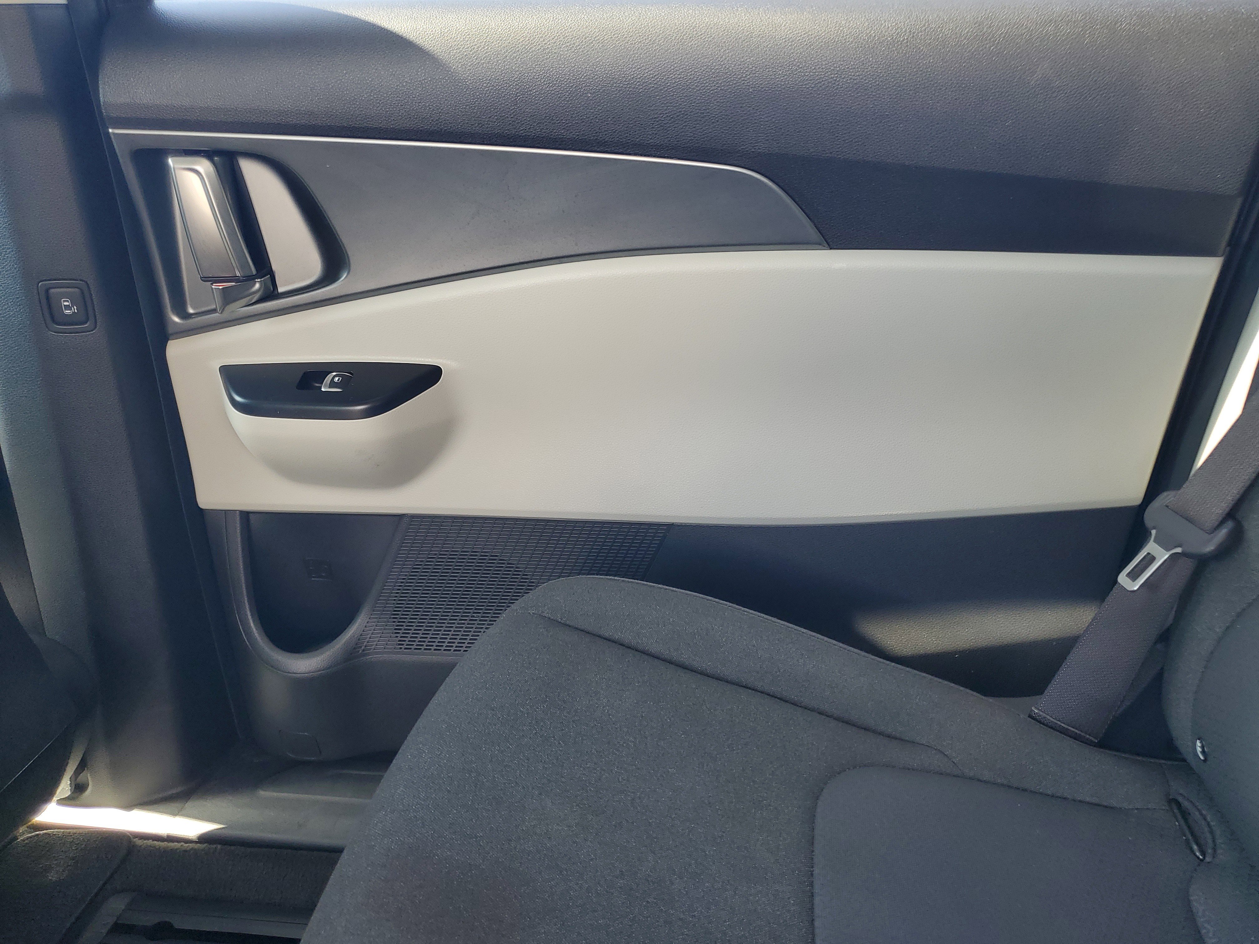 Used 2023 Kia Carnival LX image 29