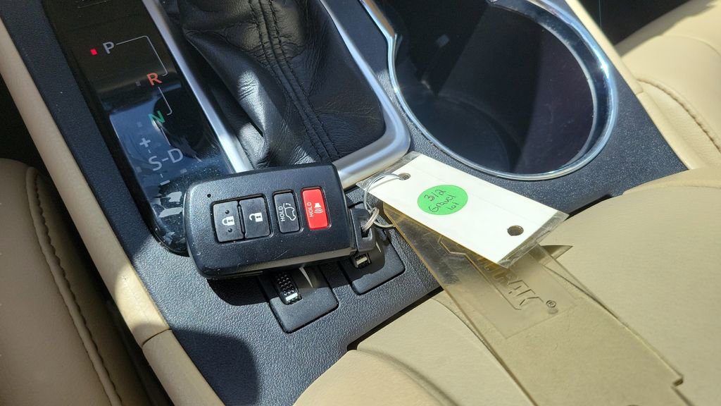 Used 2019 Toyota Highlander XLE image 28