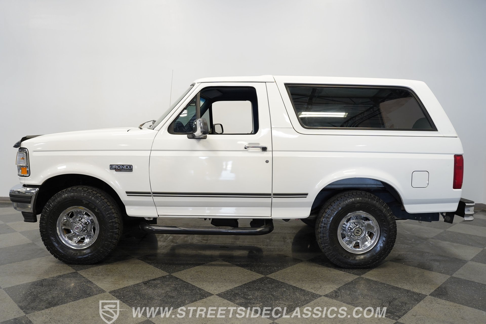 Used 1996 Ford Bronco XLT AWD/4WD image 8