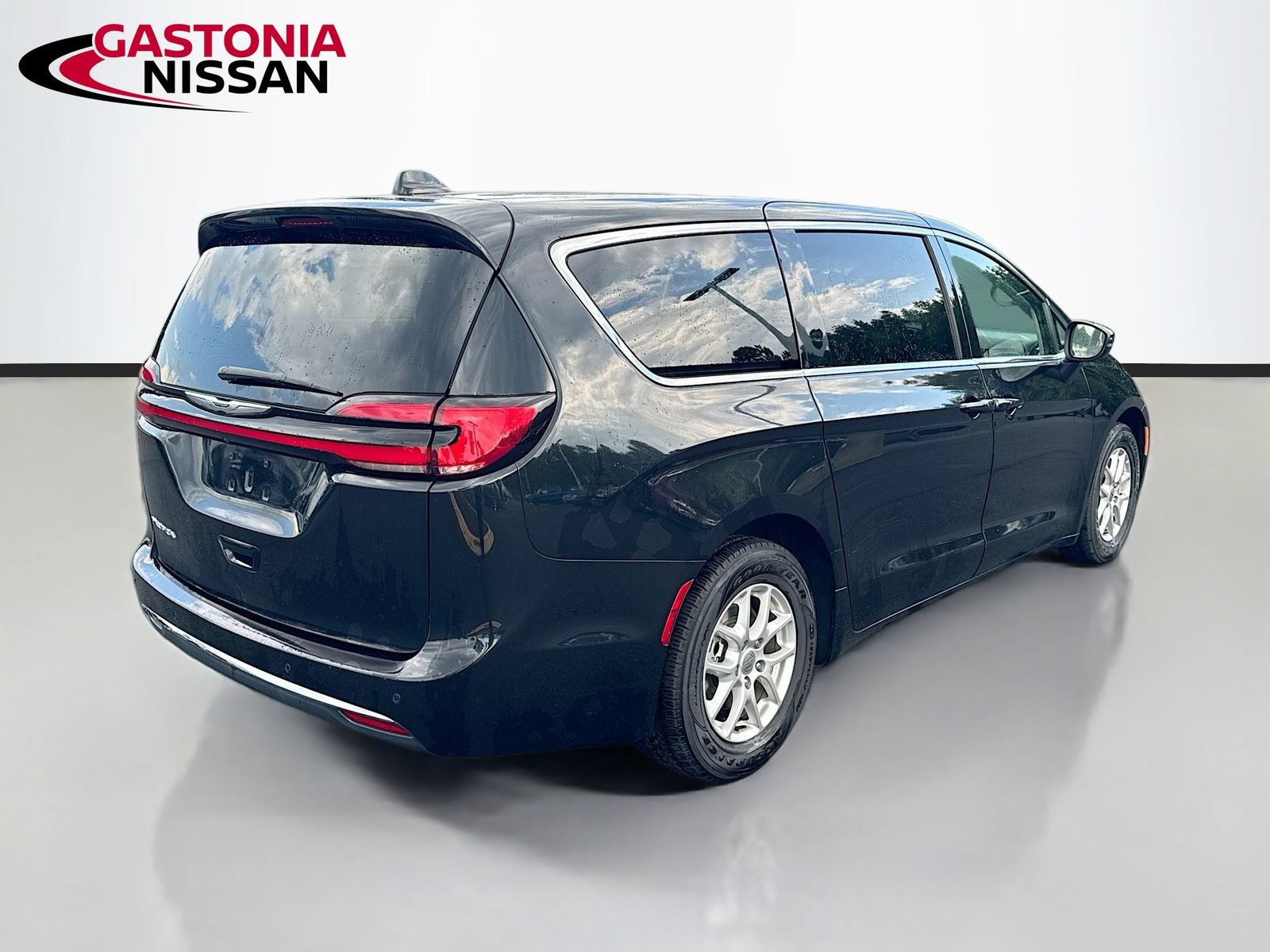 Used 2023 Chrysler Pacifica Touring-L FWD image 9