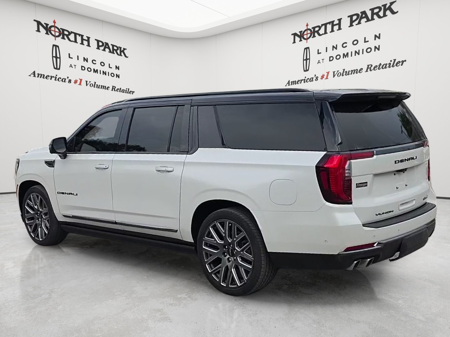 Used 2025 GMC Yukon XL Denali Ultimate w/ LPO, Floor Liner Package AWD/4WD image 3
