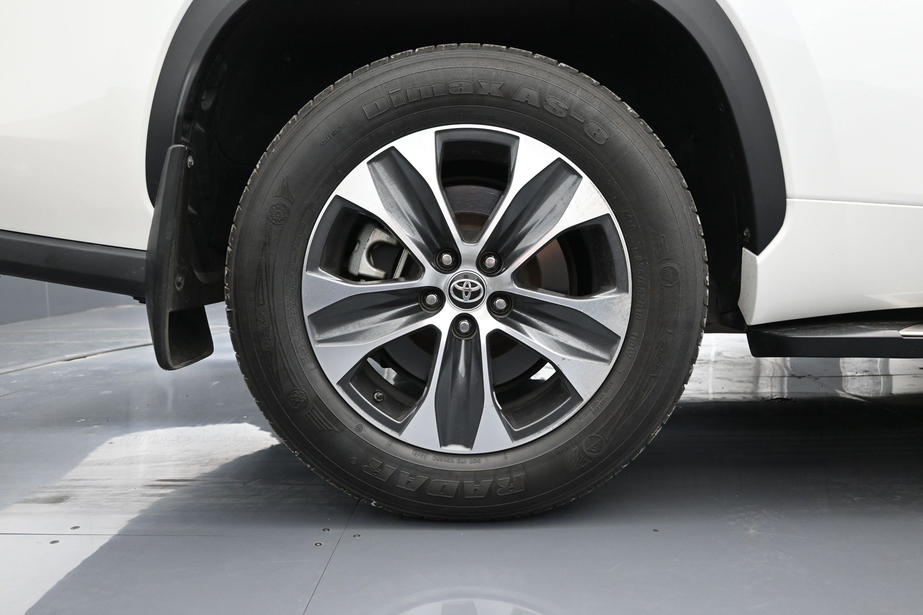 Used 2021 Toyota Highlander XLE AWD/4WD image 18