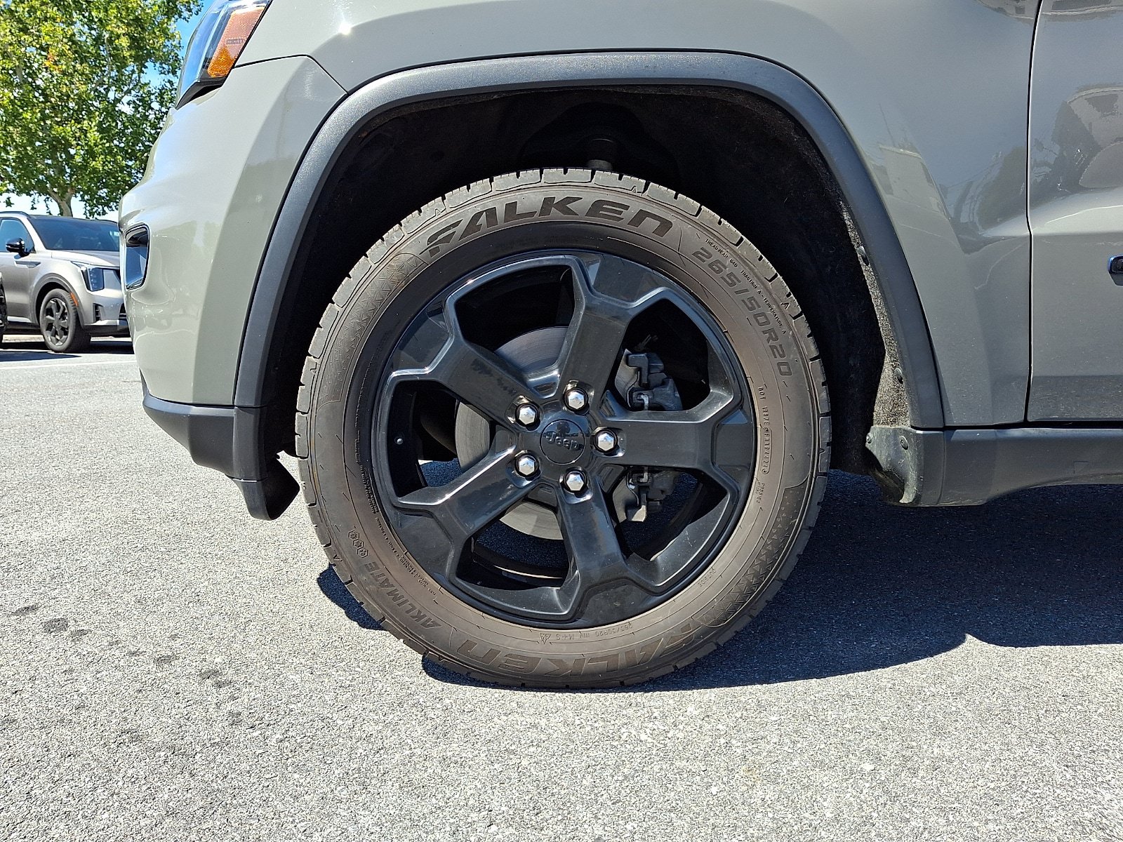 Used 2019 Jeep Grand Cherokee Laredo AWD/4WD image 9