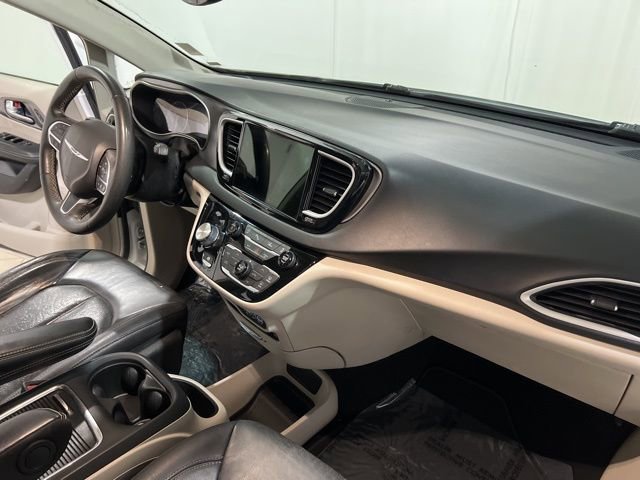 Used 2022 Chrysler Pacifica Touring-L image 19