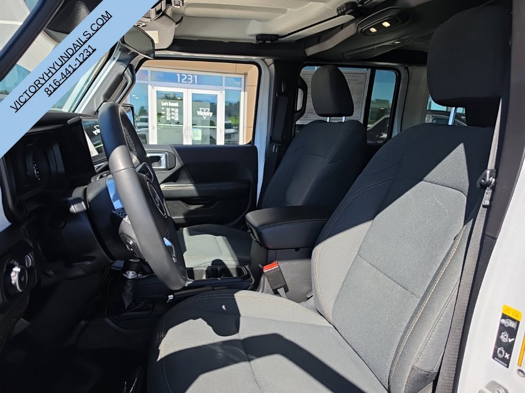 Used 2025 Jeep Wrangler Unlimited Sahara AWD/4WD image 13