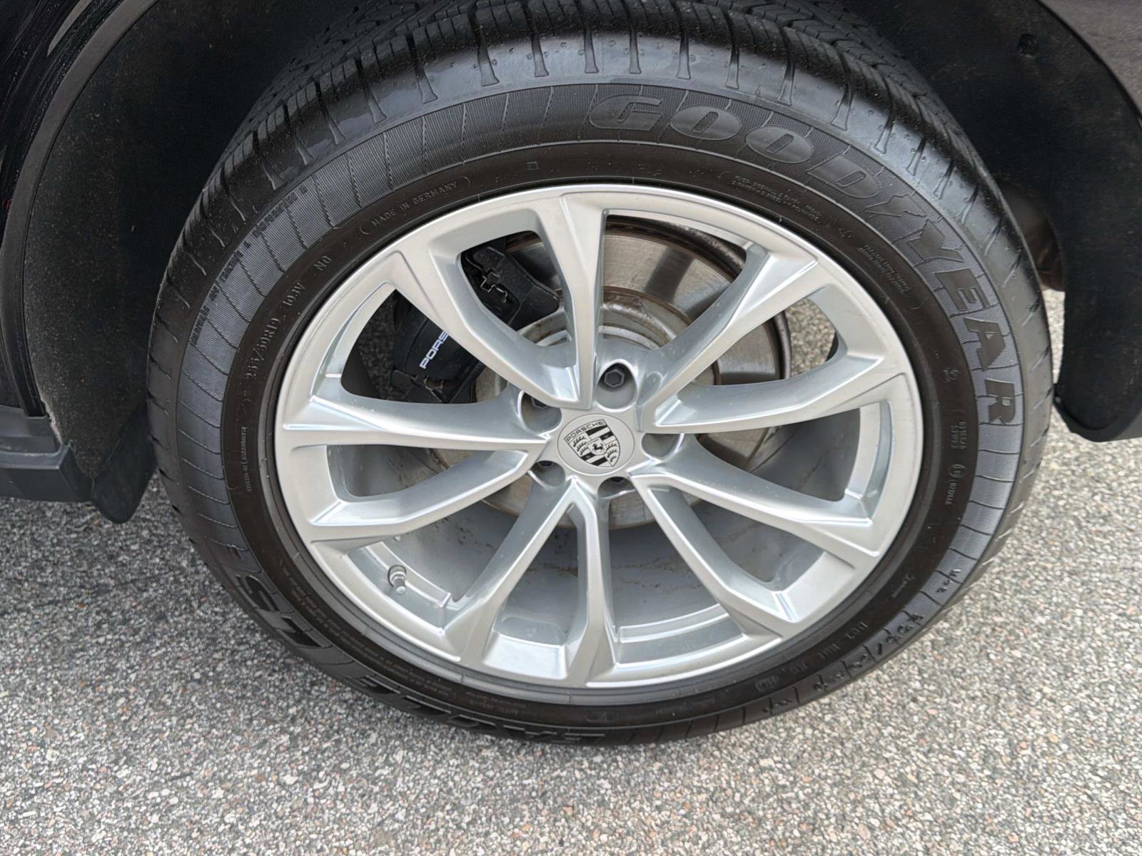 Used 2024 Porsche Macan AWD/4WD image 10