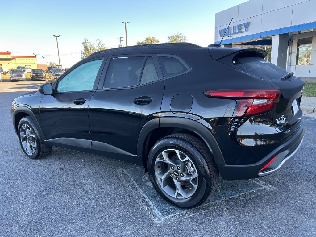 Used 2026 Chevrolet Trax LT FWD image 7