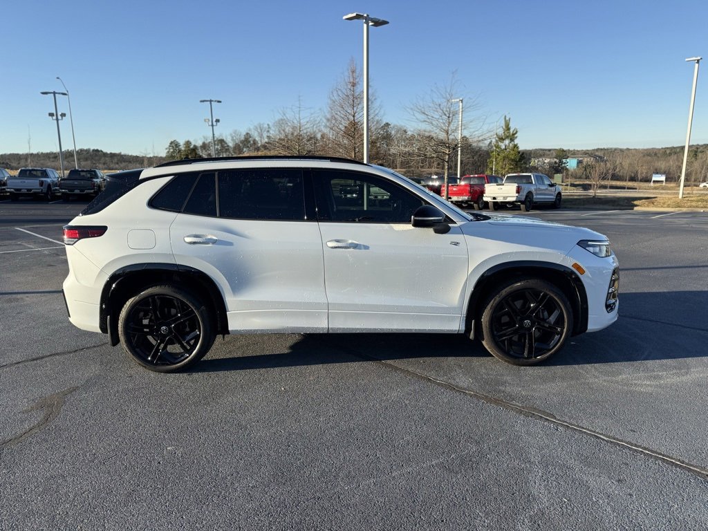 Used 2025 Volkswagen Tiguan SE R-Line image 9