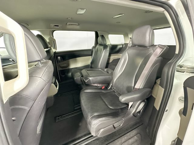 Used 2025 Kia Carnival FWD image 23