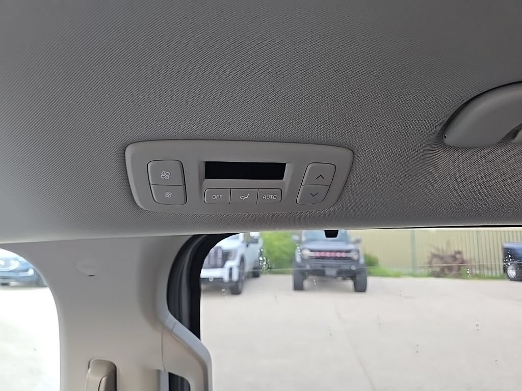 Used 2023 Kia Carnival EX FWD image 19