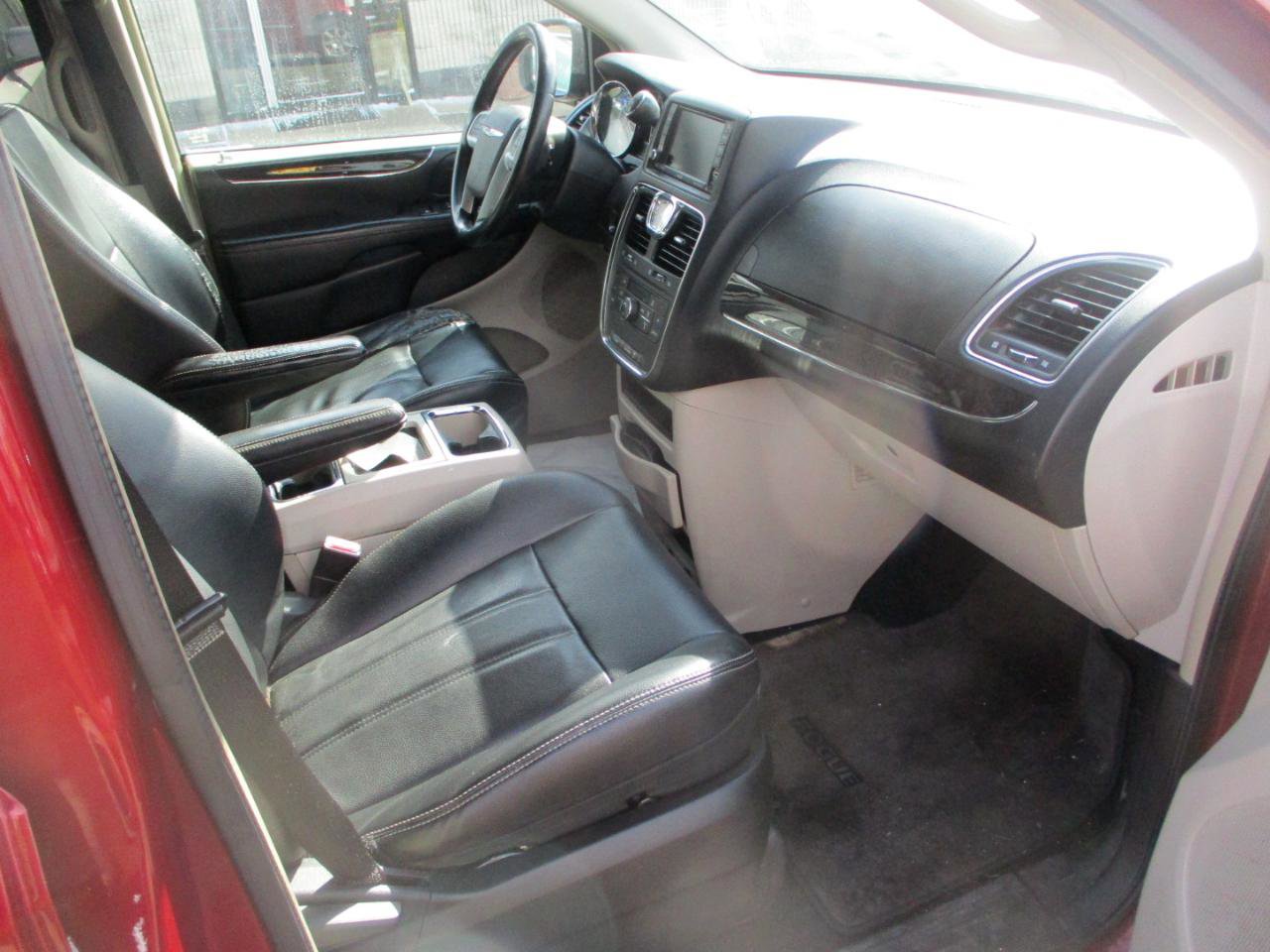 Used 2013 Chrysler Town & Country Touring image 8
