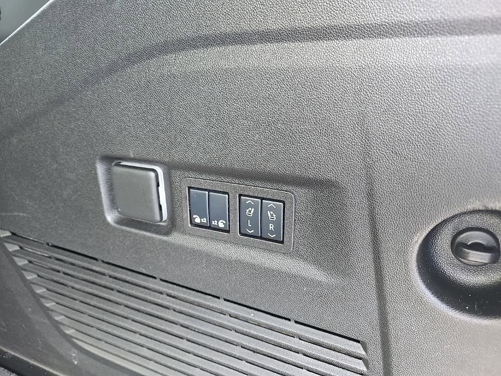 Used 2025 GMC Yukon XL Denali Ultimate image 7