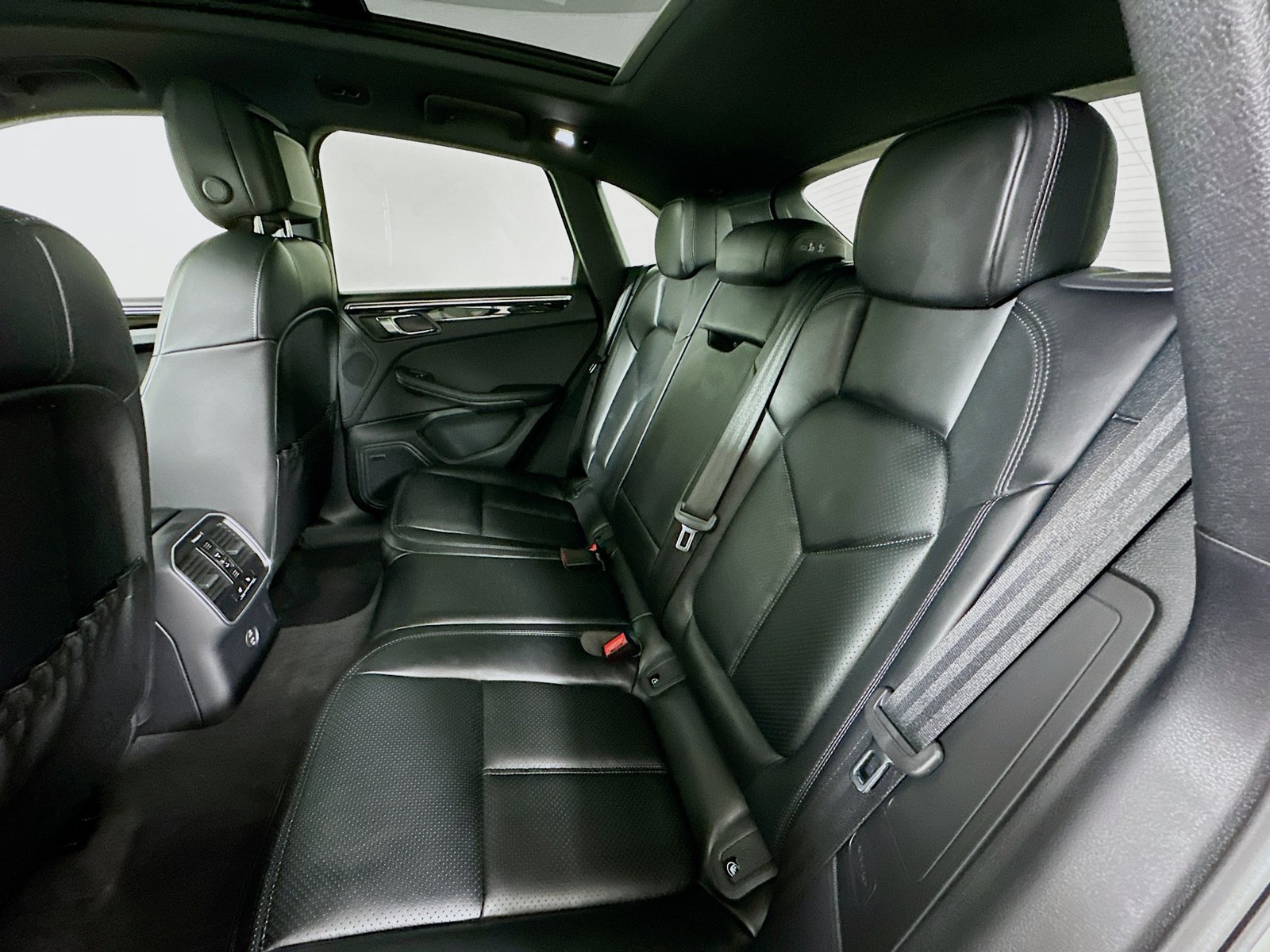 New 2026 Porsche Macan AWD/4WD image 34
