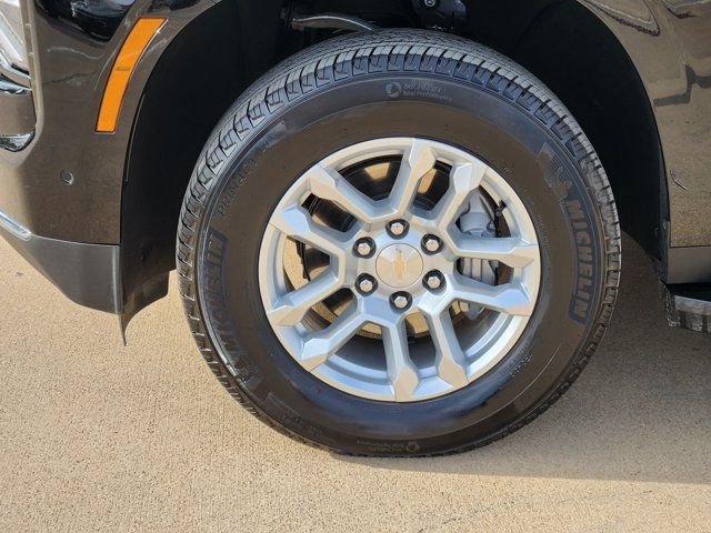 Used 2025 Chevrolet Suburban LS image 16