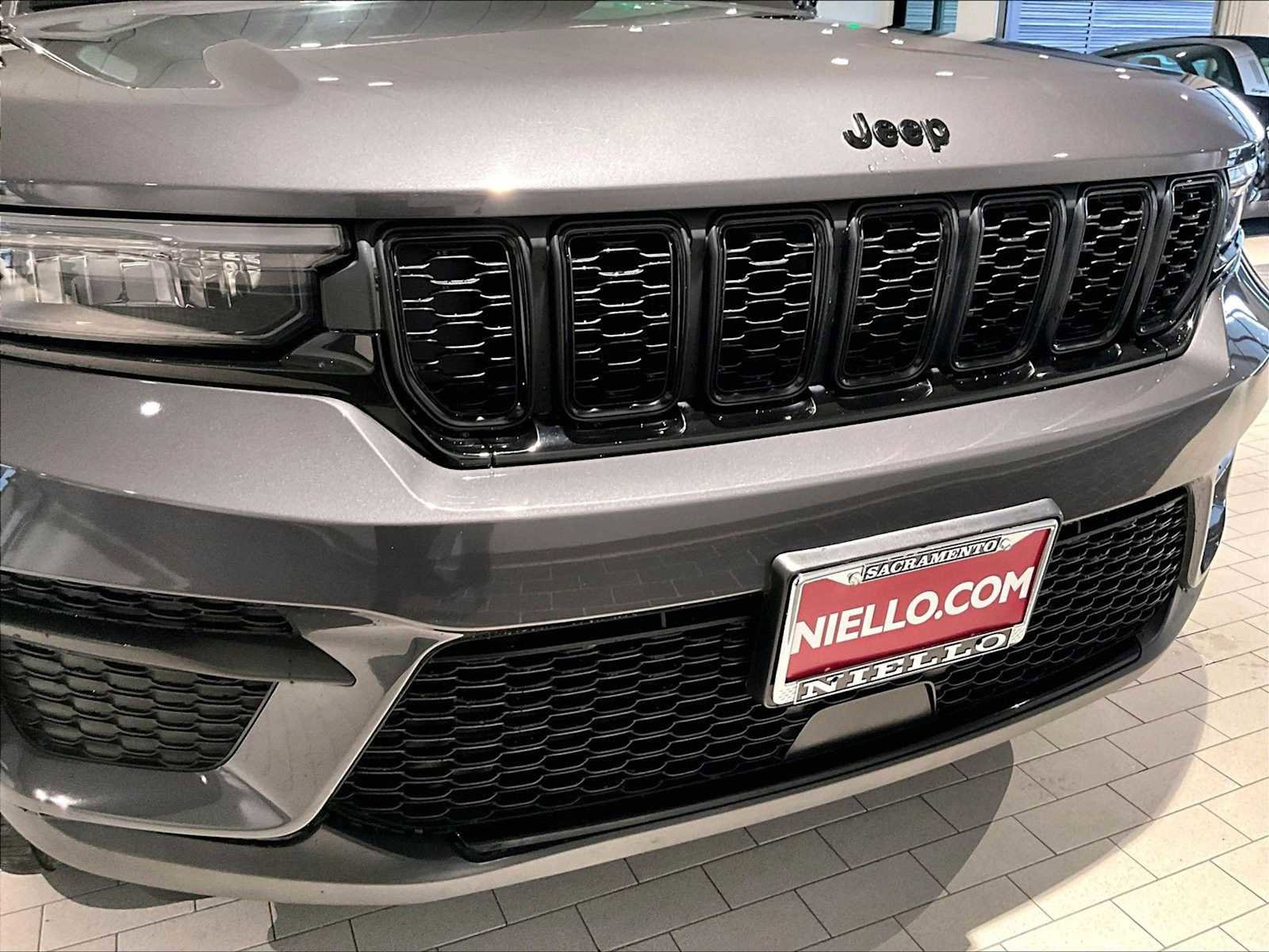 Used 2023 Jeep Grand Cherokee Altitude image 33