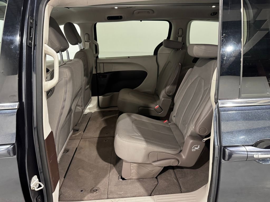 Used 2020 Chrysler Pacifica Touring w/ Advanced Safetytec Group FWD image 20