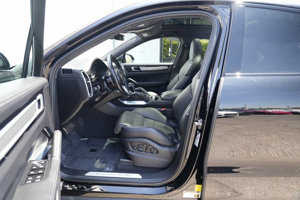 Used 2022 Porsche Cayenne Turbo image 18