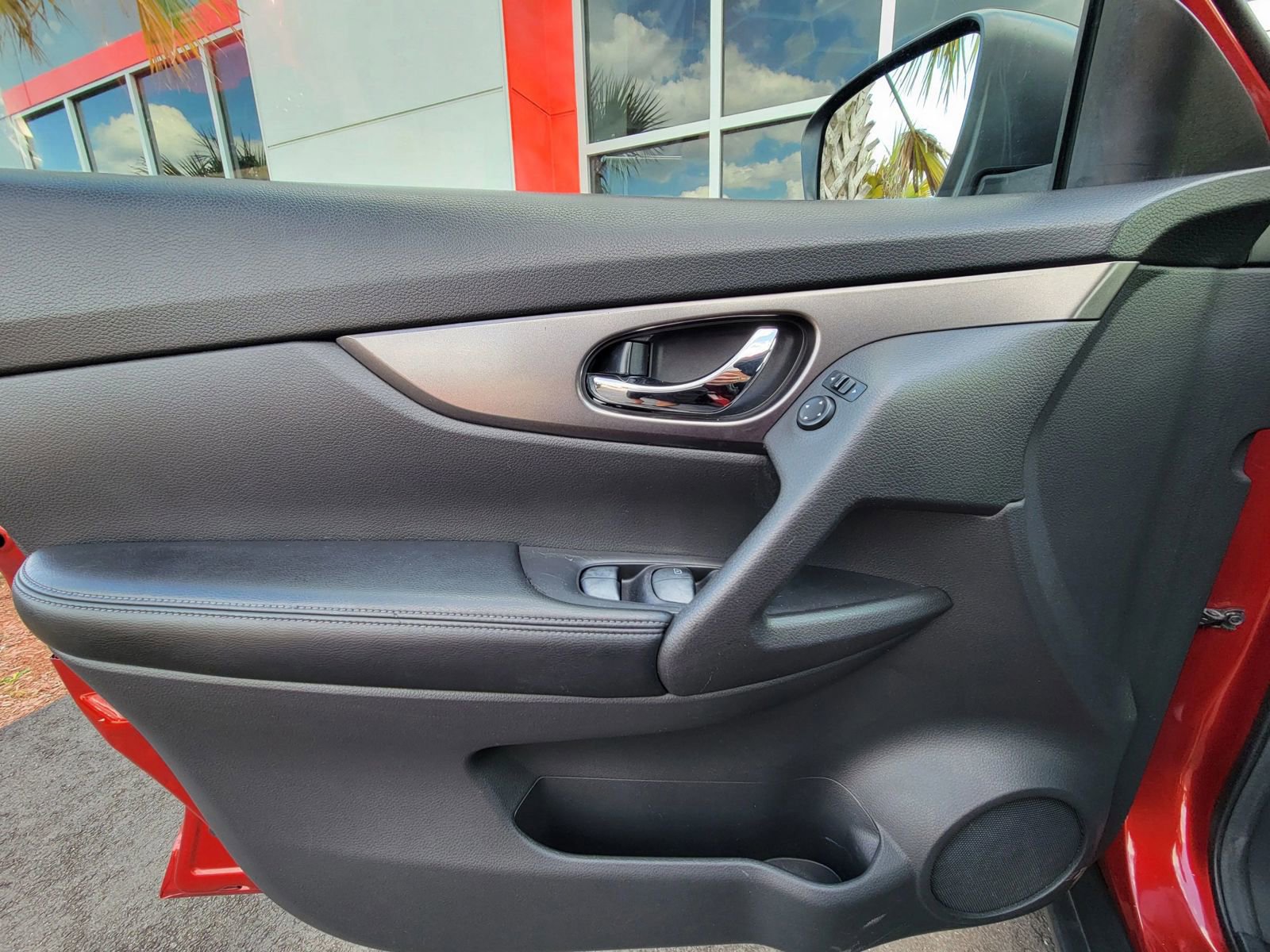 Used 2015 Nissan Rogue SV FWD image 17
