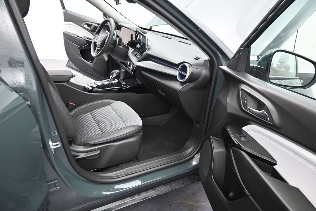 Used 2025 Chevrolet Trax LT FWD image 17
