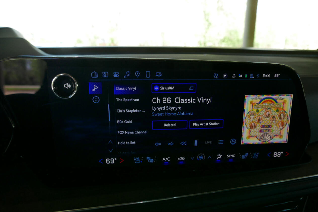 Used 2025 Chevrolet Suburban High Country image 22