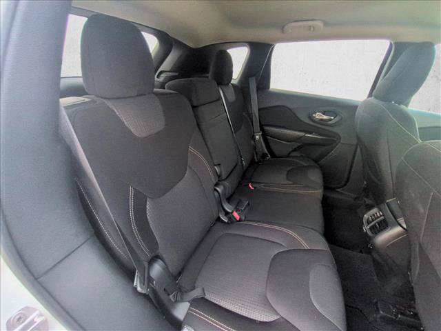 Used 2017 Jeep Cherokee Latitude FWD image 17