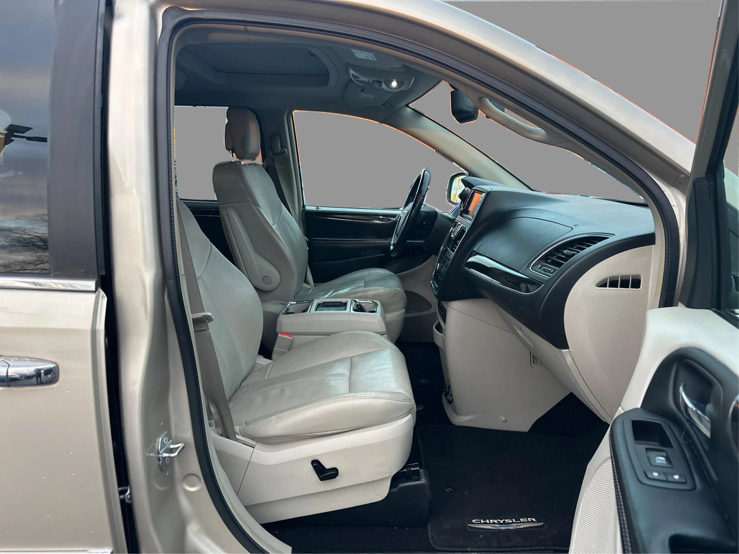Used 2015 Chrysler Town & Country Limited Platinum FWD image 24