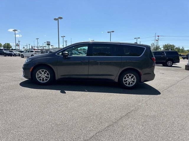 Used 2023 Chrysler Pacifica Touring-L FWD image 7