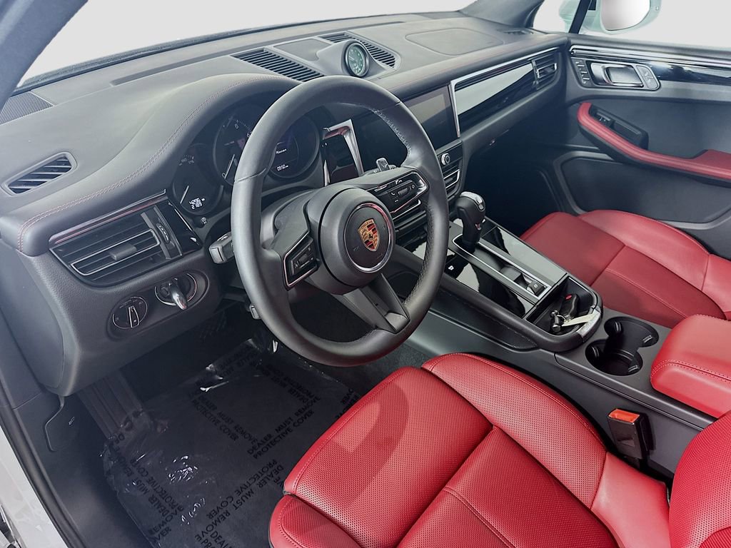 Certified 2026 Porsche Macan AWD/4WD image 4