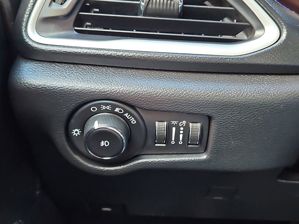 Used 2020 Chrysler Pacifica Touring-L image 14