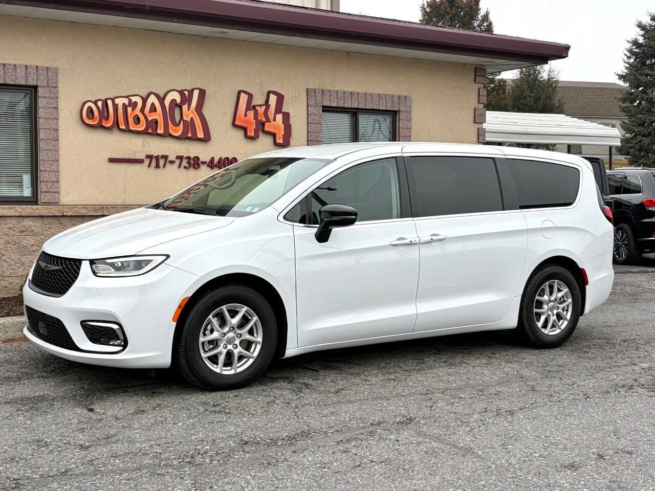 Used 2024 Chrysler Pacifica Touring-L FWD image 4
