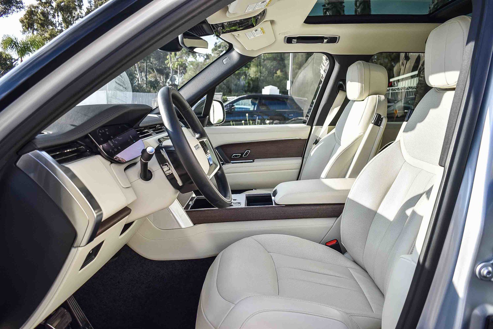 Certified 2025 Land Rover Range Rover SE image 19