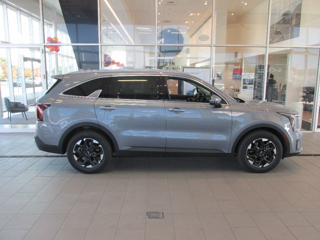 Used 2025 Kia Sorento S image 8
